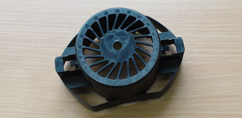 Izdelava plastičnih komponent za avtomobilsko in elektro industrijo