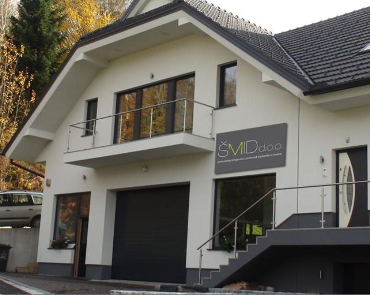 Izdelava plastičnih komponent za avtomobilsko in elektro industrijo. Izdelava plastičnih tehničnih izdelkov. Brizganje termoplastov.